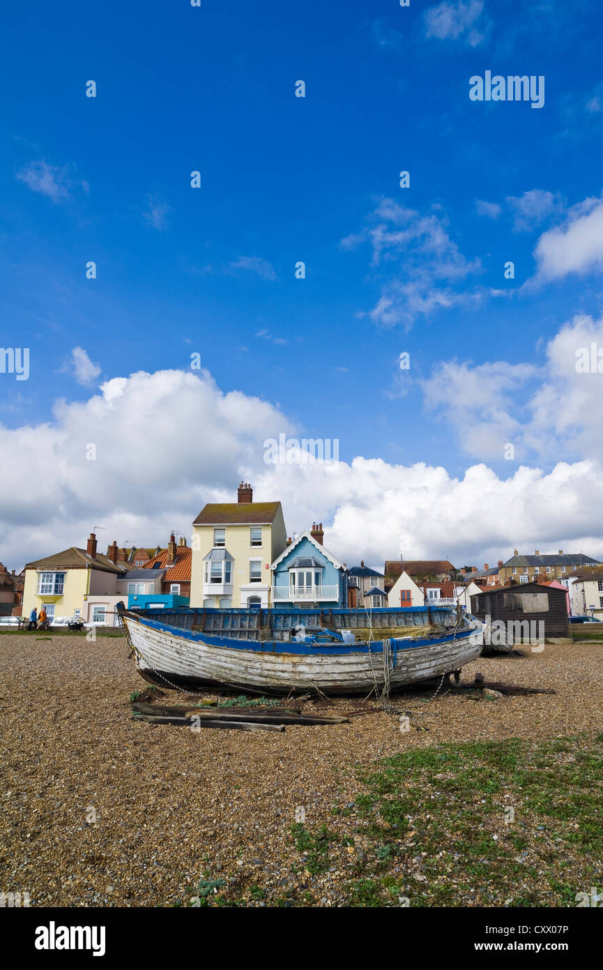 Angelboot/Fischerboot am Strand von Aldeburgh neben dem Norden Aussichtsturm Stockfoto