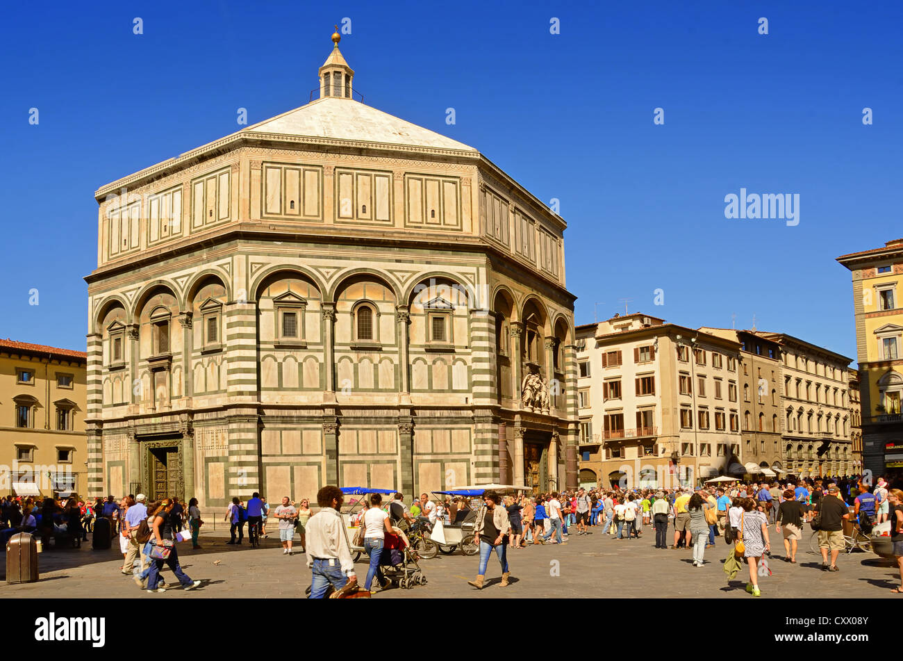 Das achteckige Baptisterium ist neben dem Dom in Florenz, Italien Stockfoto