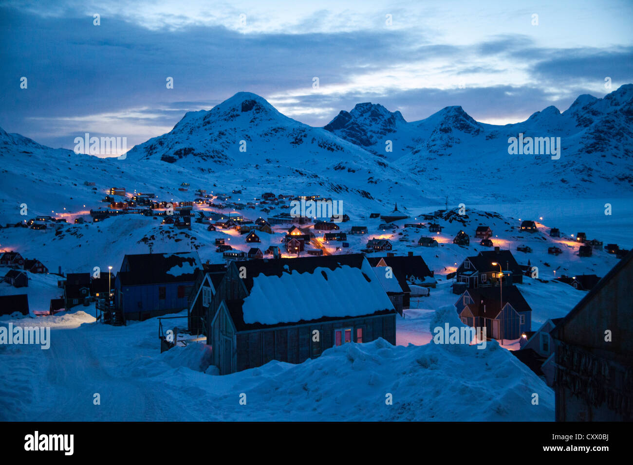 Tasiilaq Dorf in der Nacht, Ostgrönland Stockfoto