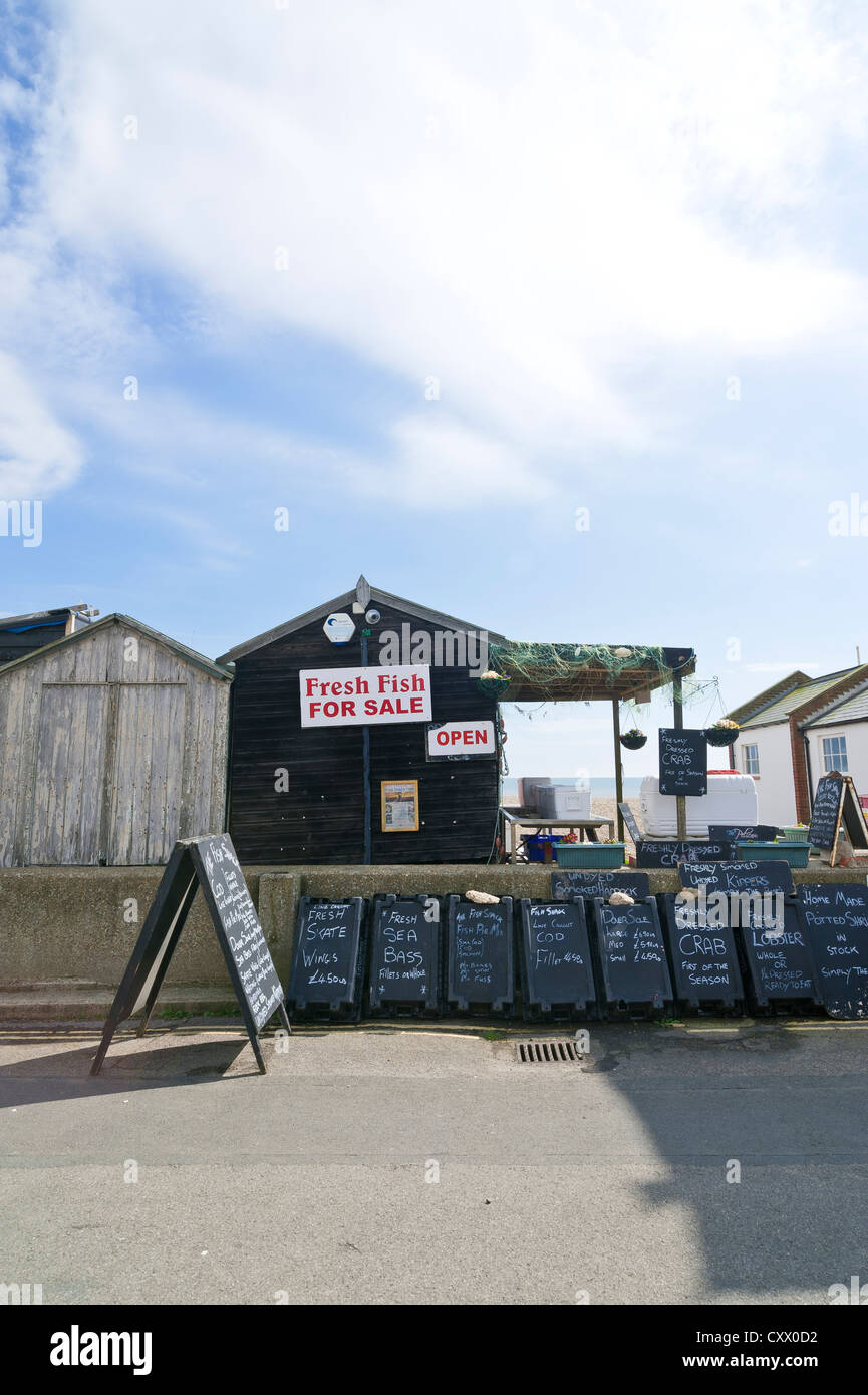 Verkauf von Fischen in Aldeburgh, Suffolk auf der Nordostküste Englands Fischerhütte Stockfoto