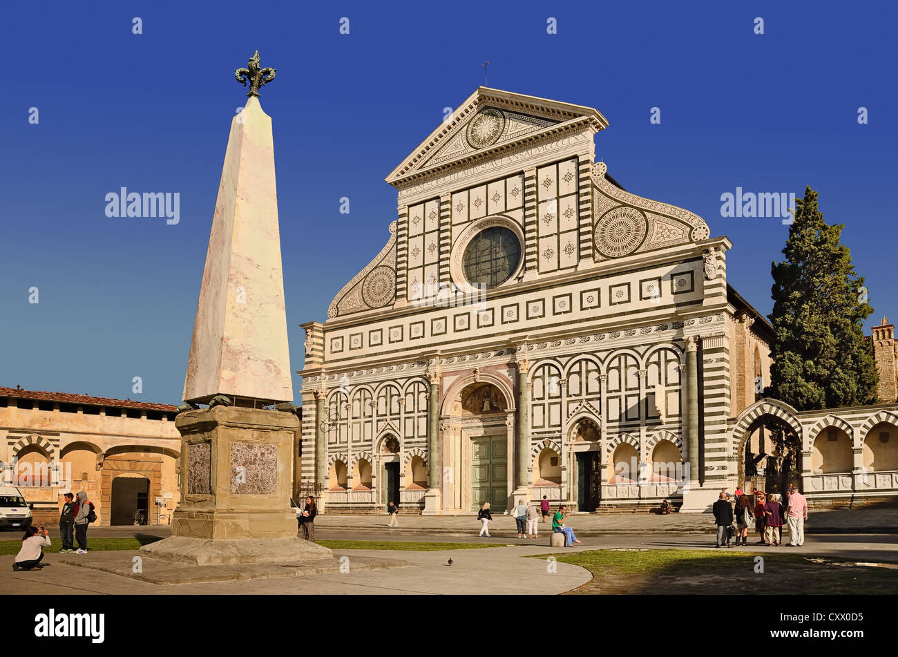 Santa Maria Novella ist eine Kirche in Florenz, Italien, befindet sich direkt gegenüber dem Hauptbahnhof, der seinen Namen trägt. Stockfoto