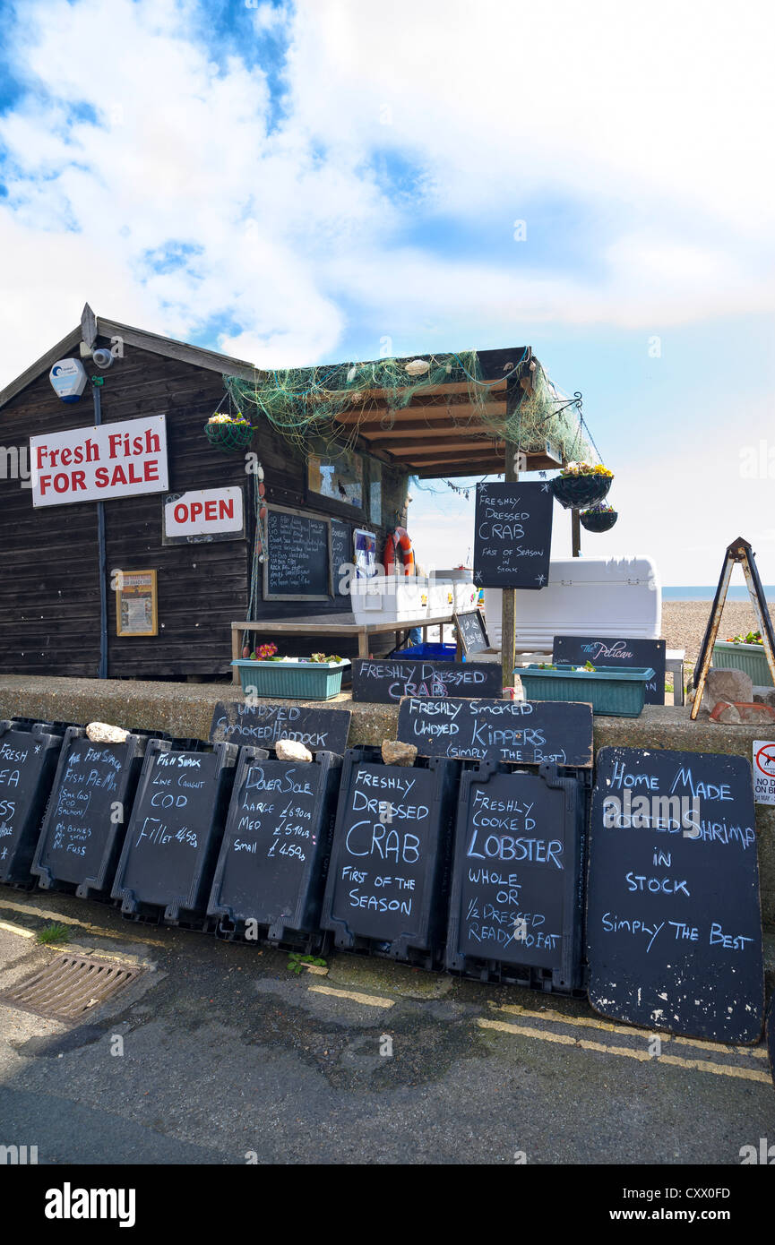 Verkauf von Fischen in Aldeburgh, Suffolk auf der Nordostküste Englands Fischerhütte Stockfoto