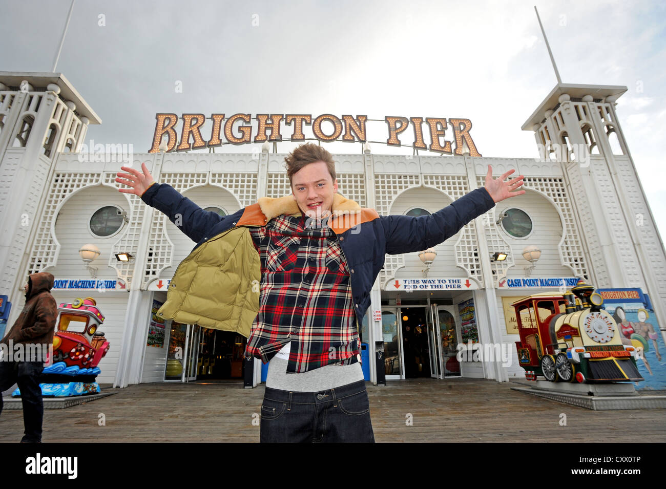 Britische Sängerin Conor Maynard auf Brighton Pier, wurde der junge Sänger in Brighton geboren. Stockfoto