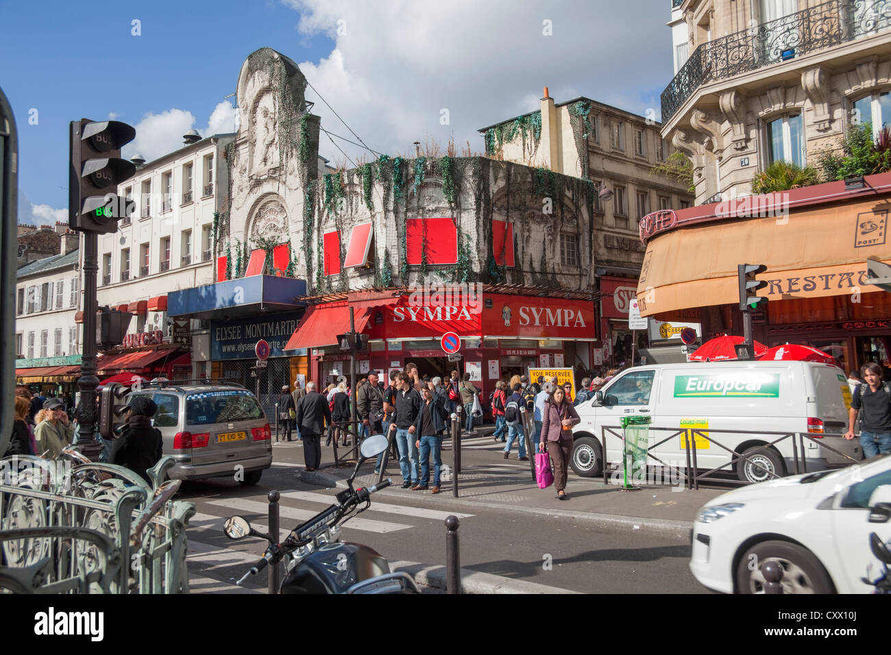 Verkehr und Touristen in der geschäftigen Stadt-Zentrum, Paris Straßenszene, Frankreich Stockfoto