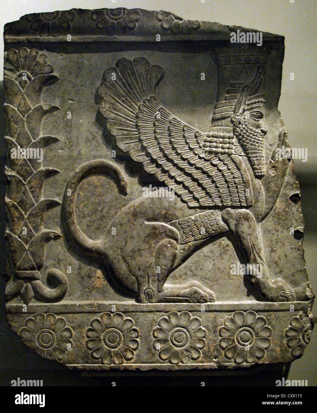 Tafel mit Relief einer männlichen geflügelte Sphinx göttlichen gehörnte Kopfbedeckung tragen. 358-338 V. CHR.. Persepolis. Iran. British Museum. London. Stockfoto