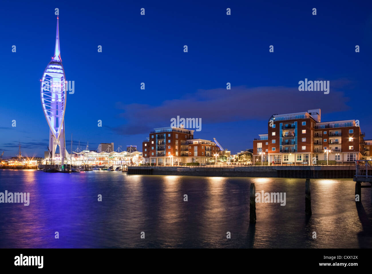 Spinnaker Tower in der Nacht / Dämmerung, Portsmouth, UK Stockfoto