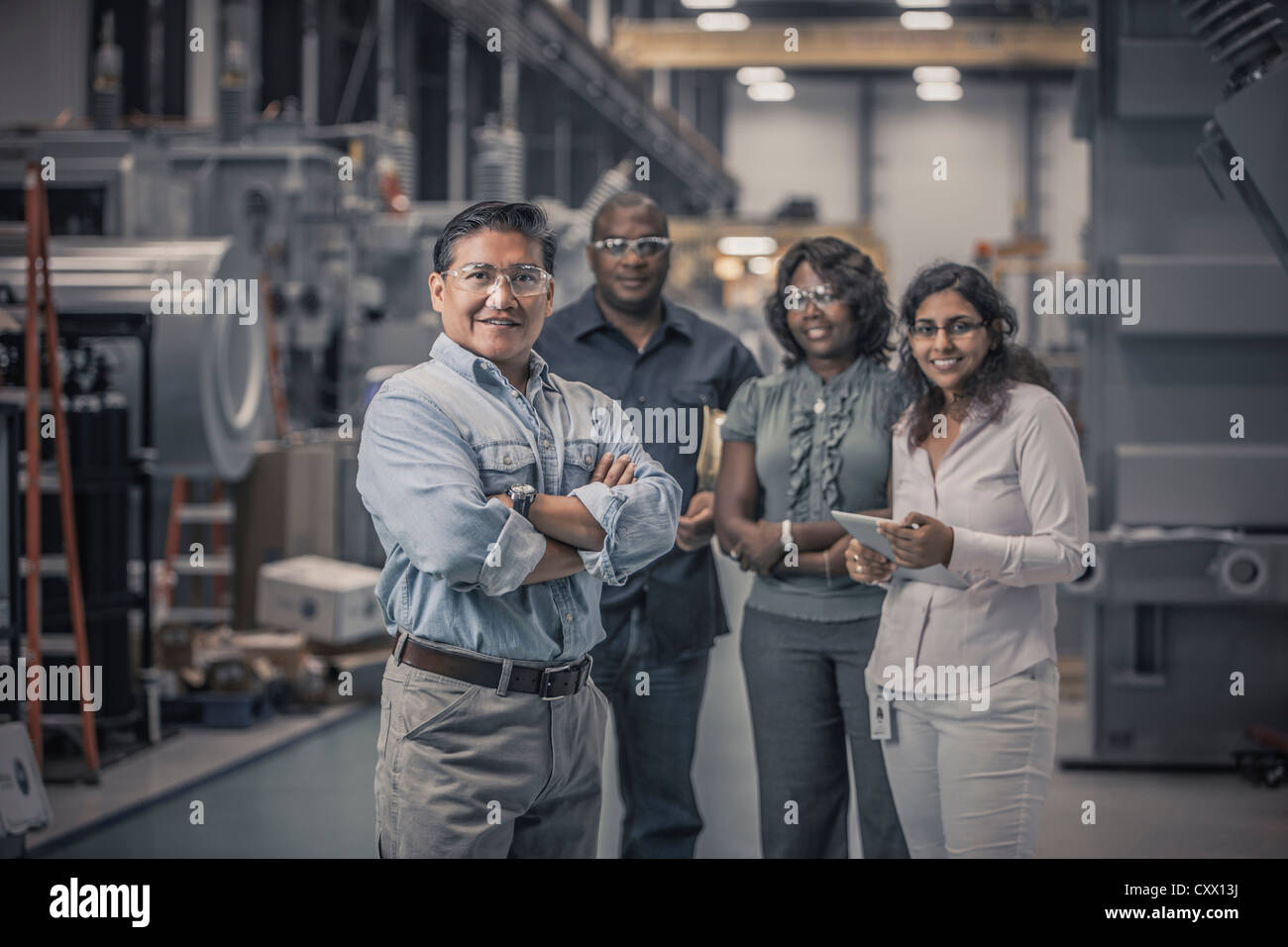 Arbeiter im Werk zusammenstehen Stockfoto