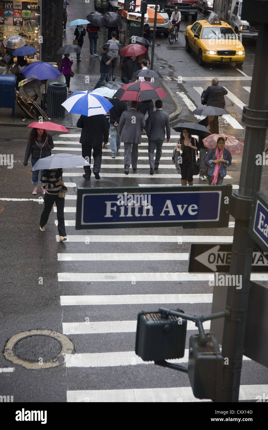 Sonnenschirme, an einem regnerischen Tag auf der 5th Avenue und 46th Street in New York City. Stockfoto