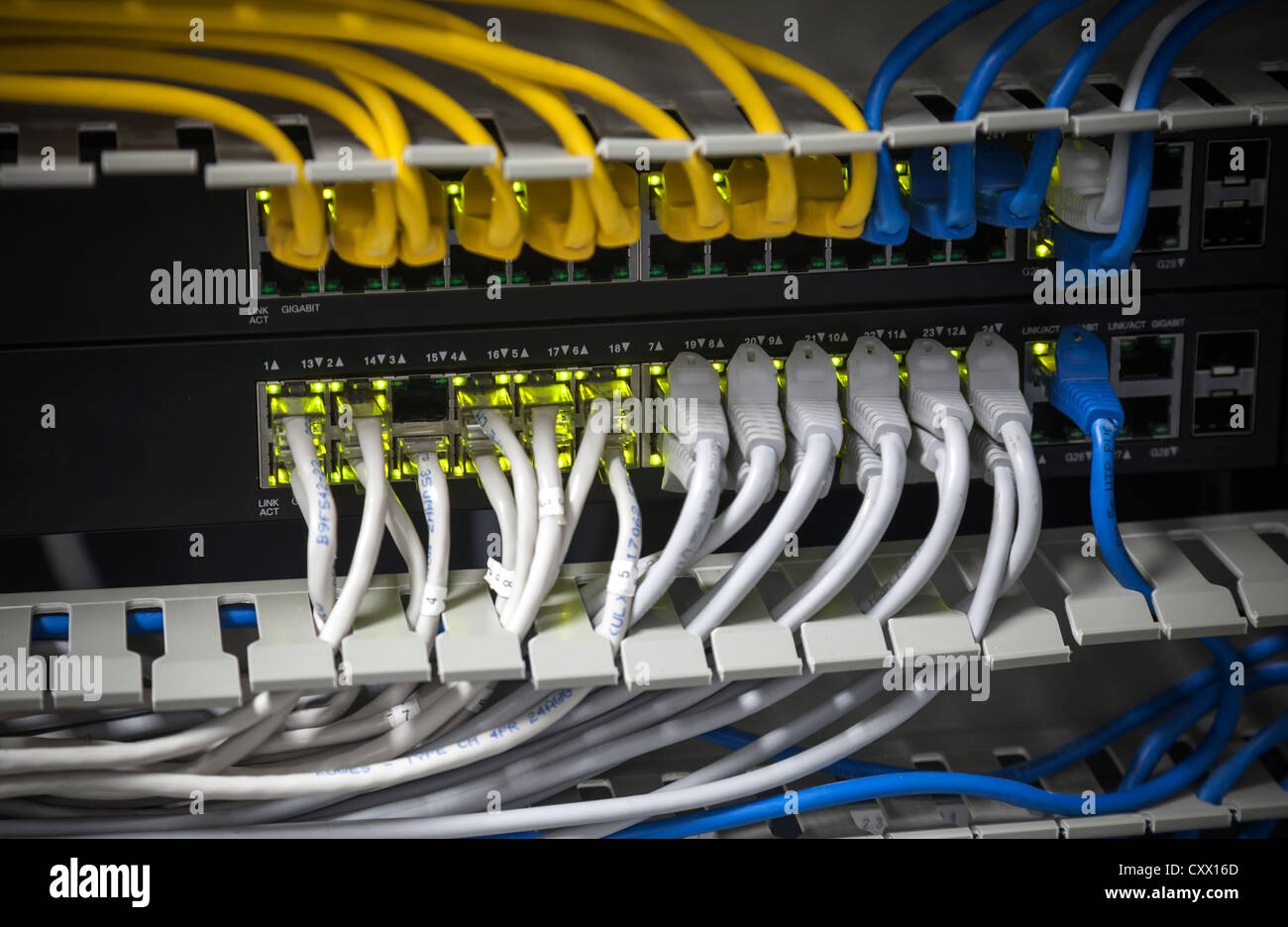 Großes Netzwerkhub und angeschlossene Kabel Stockfoto