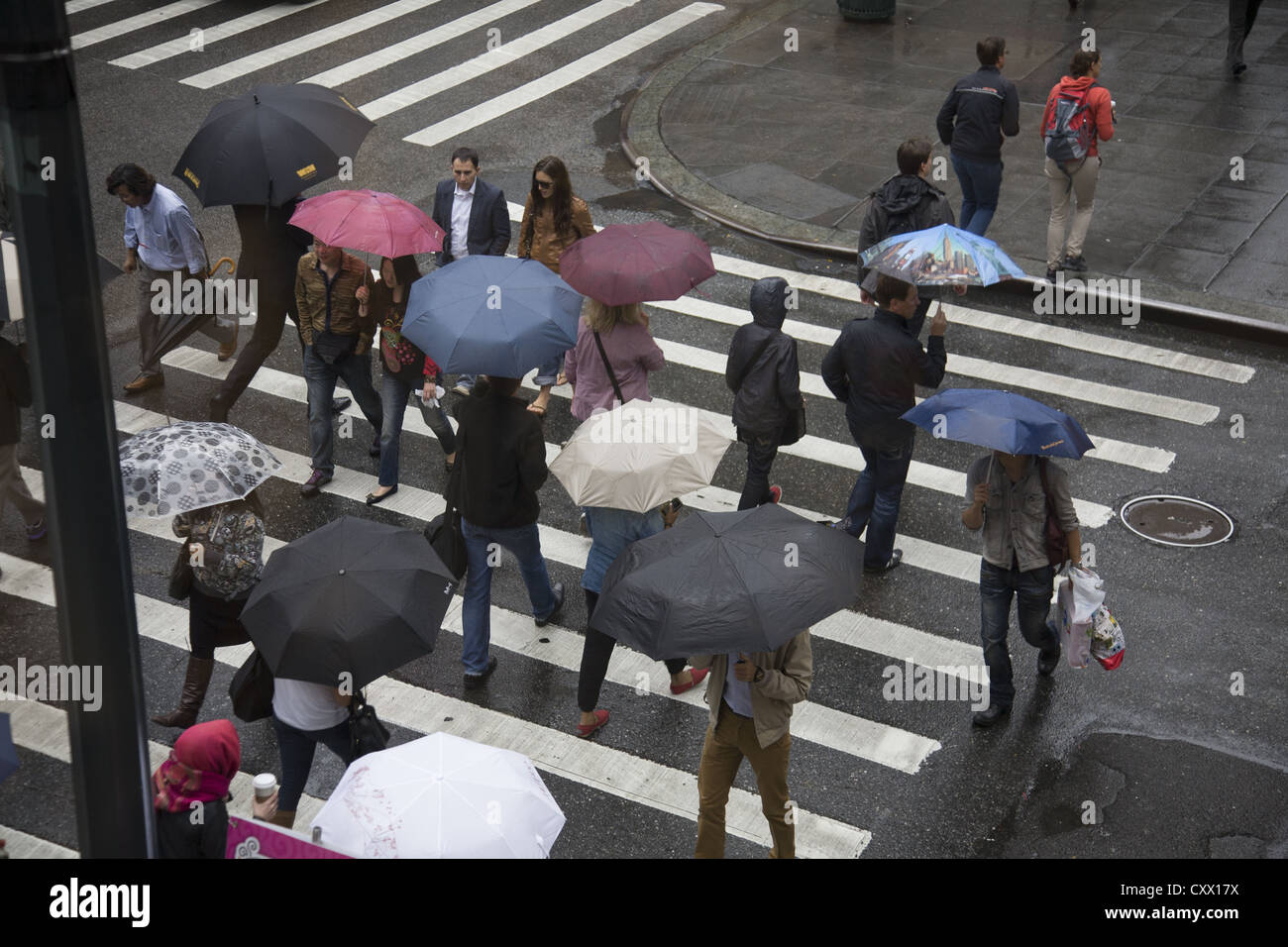 Sonnenschirme, an einem regnerischen Tag auf der 5th Avenue und 46th Street in New York City. Stockfoto
