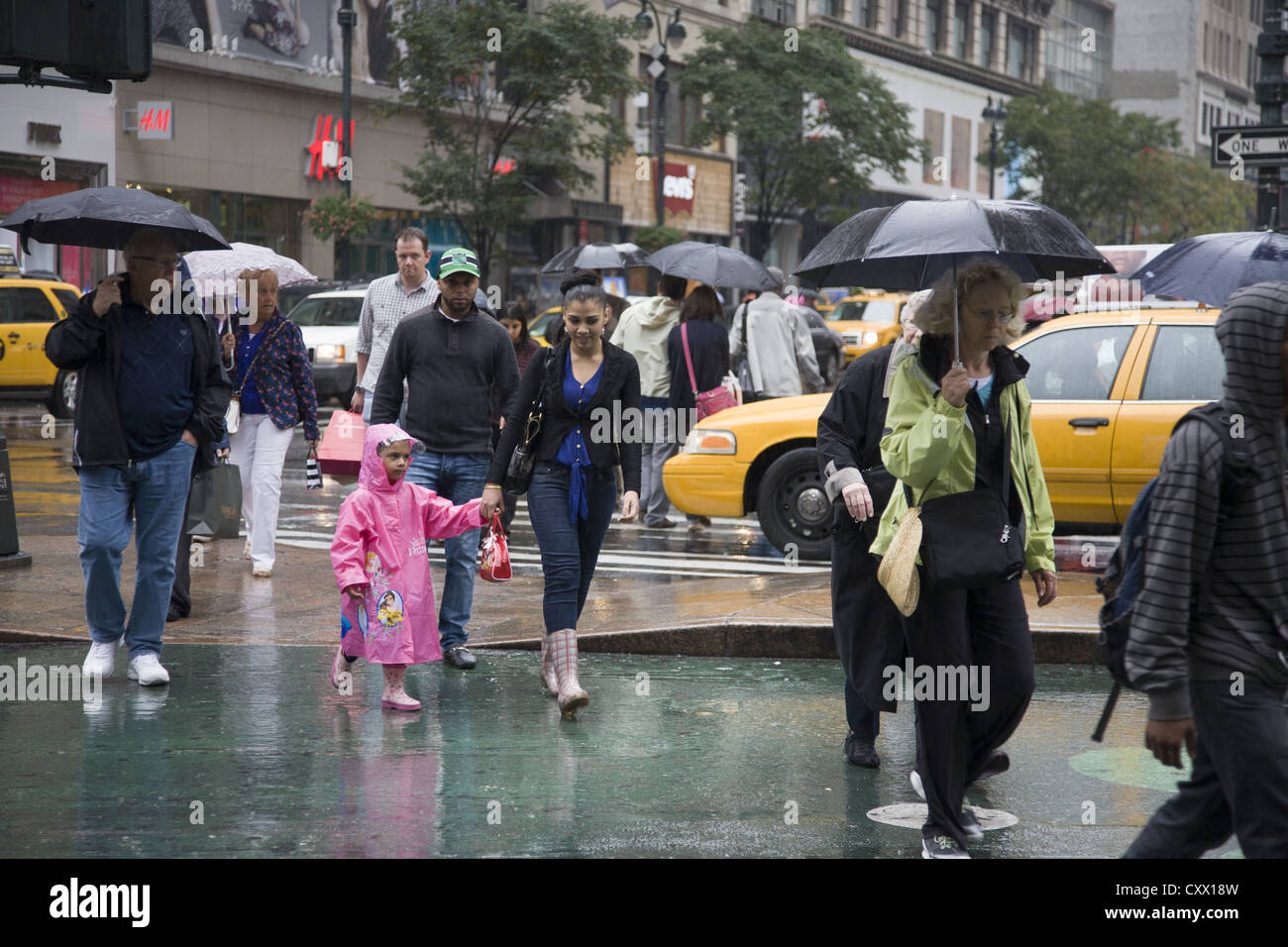 Fußgänger überqueren Sie die große Kreuzung am Broadway von 34th Street in New York City von Herald Square. Stockfoto