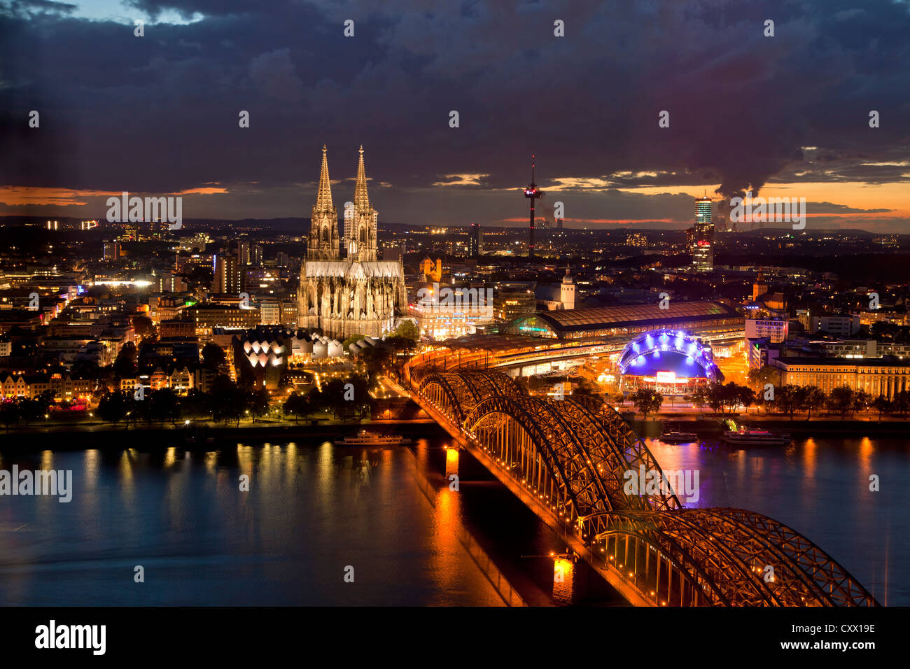 Stadtansicht von Köln in der Nacht mit Kölner Dom, Rhein, Musical Dome und Hohenzollernbrücke, Köln, Stockfoto