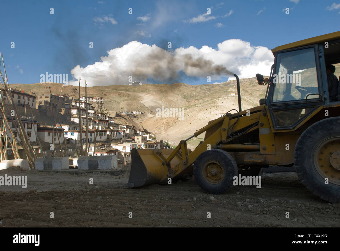 Ein Bulldozer macht Reparaturen auf einer Fahrbahn in den hoch gelegenen Dorf von Kibber, Spiti, Nordindien Stockfoto