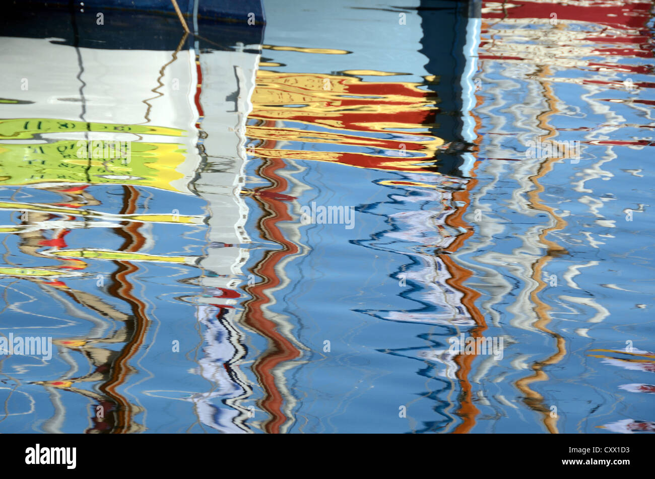 Spiegelungen von bunten oder bunt bemalten Holzbooten im Hafen oder Hafen von Sanary oder Sanary-sur-Mer Var Provence Frankreich Stockfoto