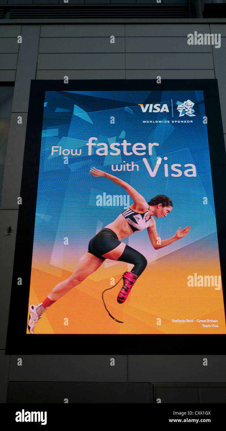 Eine Anzeige mit Visa-Kreditkarten-Werbung mit Stefanie Reid, der Paralympischen Sportlerin Stratford in London, England, bei den Olympischen Spielen 2012, KATHY DEWITT Stockfoto