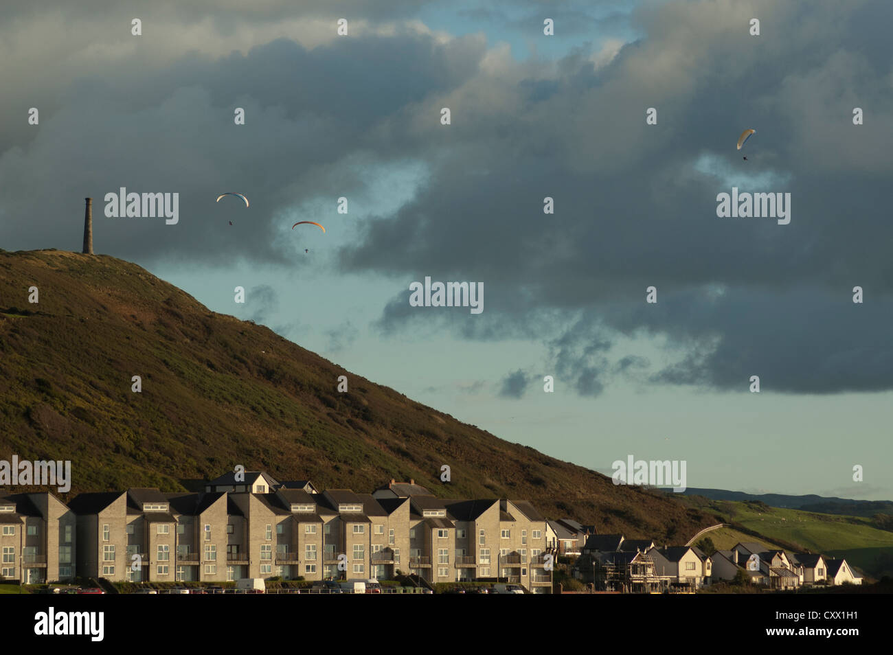 Drei Gleitschirme fliegen über dem Pendinas-Hügel, südlich von Aberystwyth, Ceredigion. Stockfoto