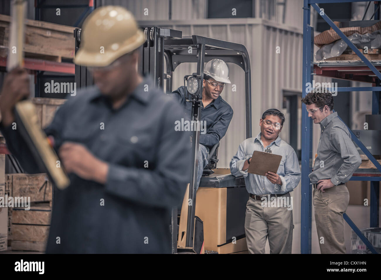 Arbeiter im Werk miteinander reden Stockfoto