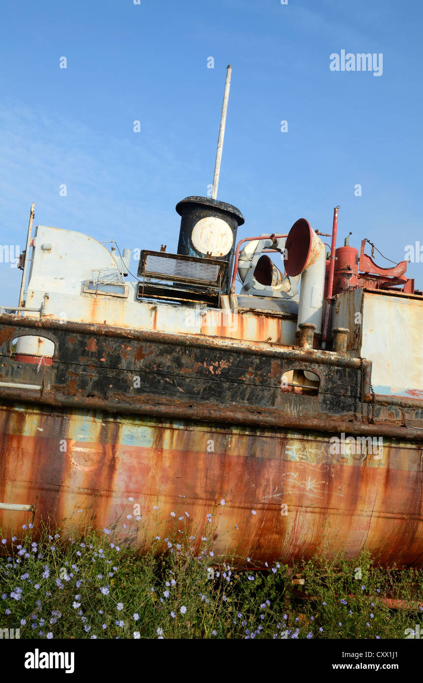 Rusty Old Verlassenen Boot oder Wrack in ehemaligen Bootswerft bei Seyne-sur-Mer Var Provence Frankreich Stockfoto