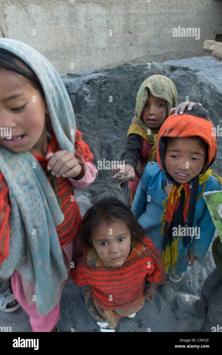 Eine Gruppe von Kindern posieren für die Kamera im Dorf Kibber, Spiti, Nordindien Stockfoto