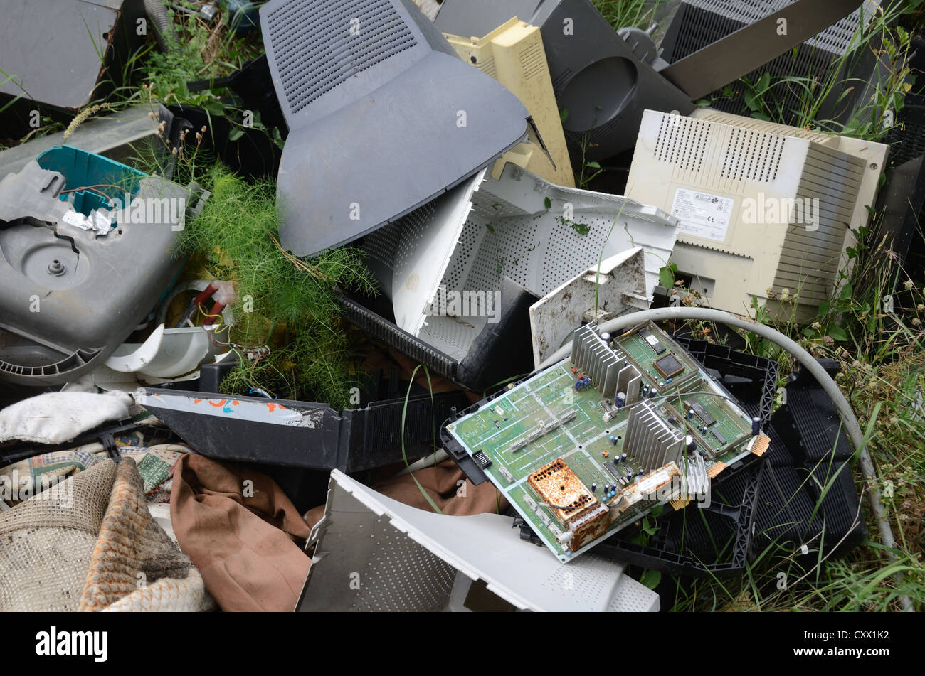 Ausrangierte Computer und Festplatten im Dump oder Abfälle Tipp Provence Frankreich Stockfoto