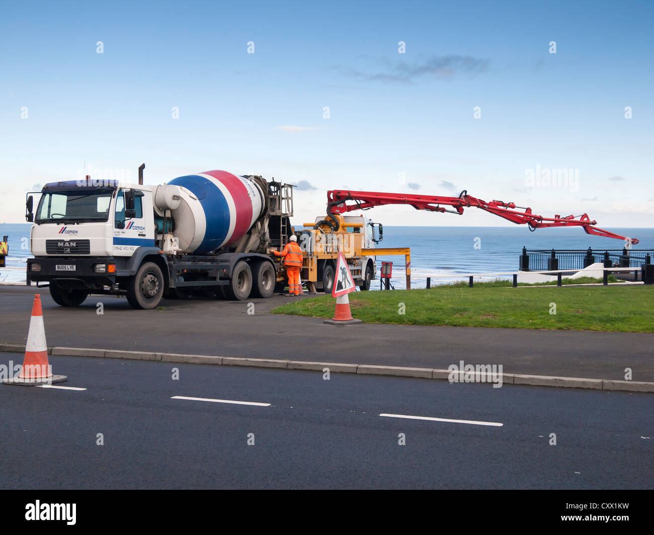 Fertig gemischte Beton wird mittels einer Pochin Pumpe zur Reparatur an der Promenade auf den Klippen am Saltburn am Meer Stockfoto