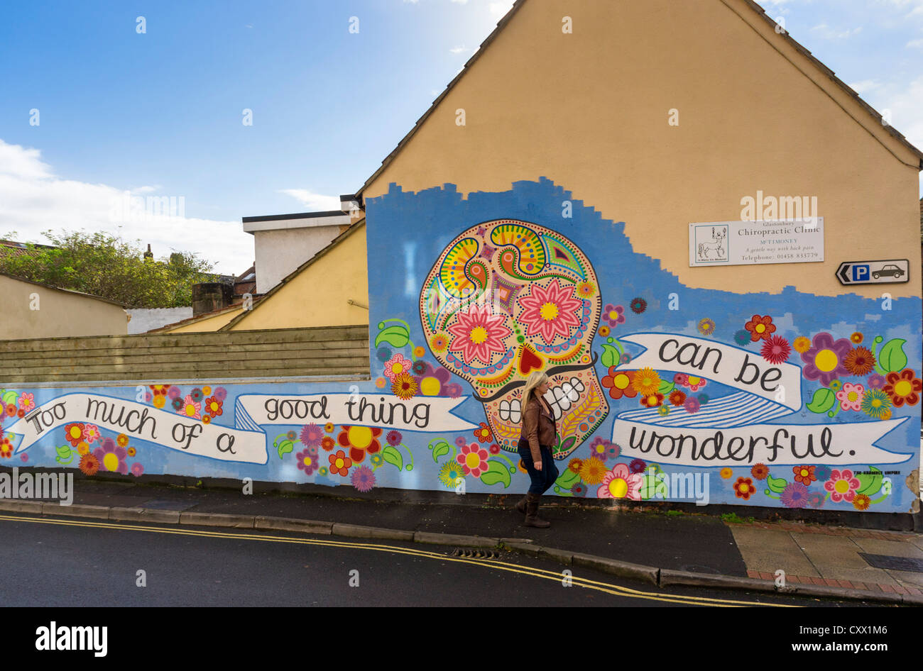 Wandbild Straßenkunst an einer Wand in Glastonbury, Somerset, UK - Schädel / Tag der Toten Stockfoto