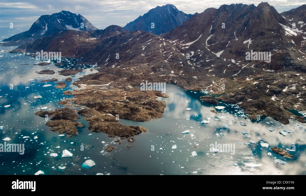 Luftaufnahme der grönländischen Küste, Berge und Wasser in der Nähe von Kulusuk, Grönland Stockfoto