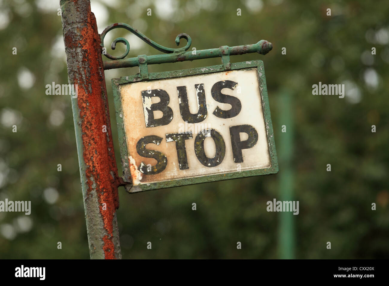 Altmodische britische Bus Stop-Schild. Stockfoto