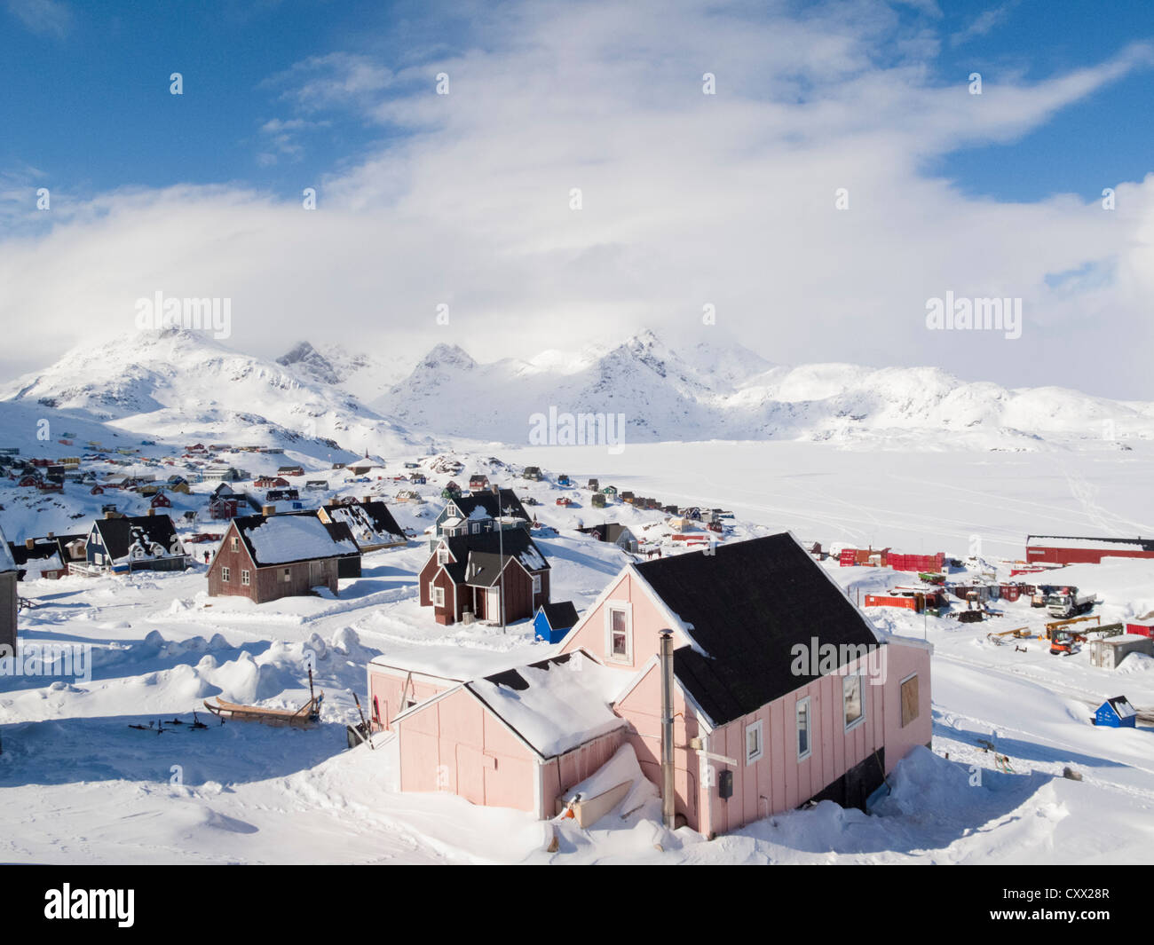 Zeigen Sie in Tasiilaq Dorf mit Inuit Häuser, Grönland an Stockfoto