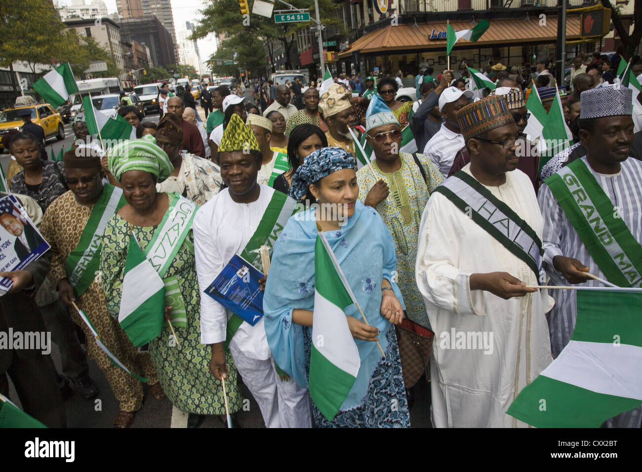 Nigerianer aus nahe New York stellte sich heraus, dass es sich für die Nigerian Independence Day Parade entlang der 2nd Avenue in New York City. Stockfoto