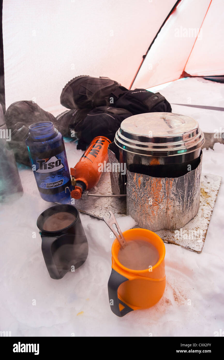 Vorbereitung Wasser auf polar-Expedition in einem Zelt, Grönland Stockfoto