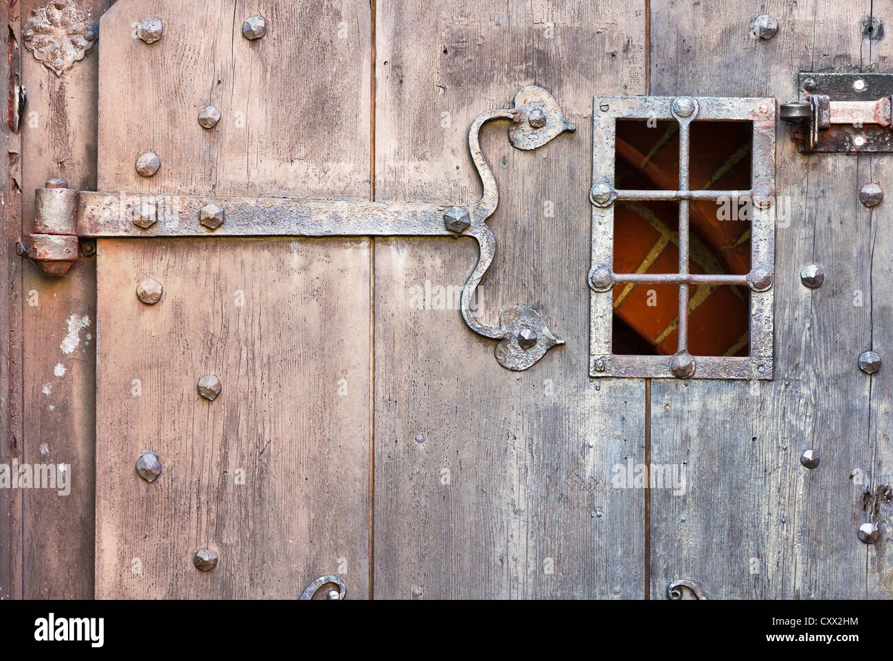 Alte stilvolle Tür im polnischen Schloss Olsztyn. Gotischen Stil Stockfoto