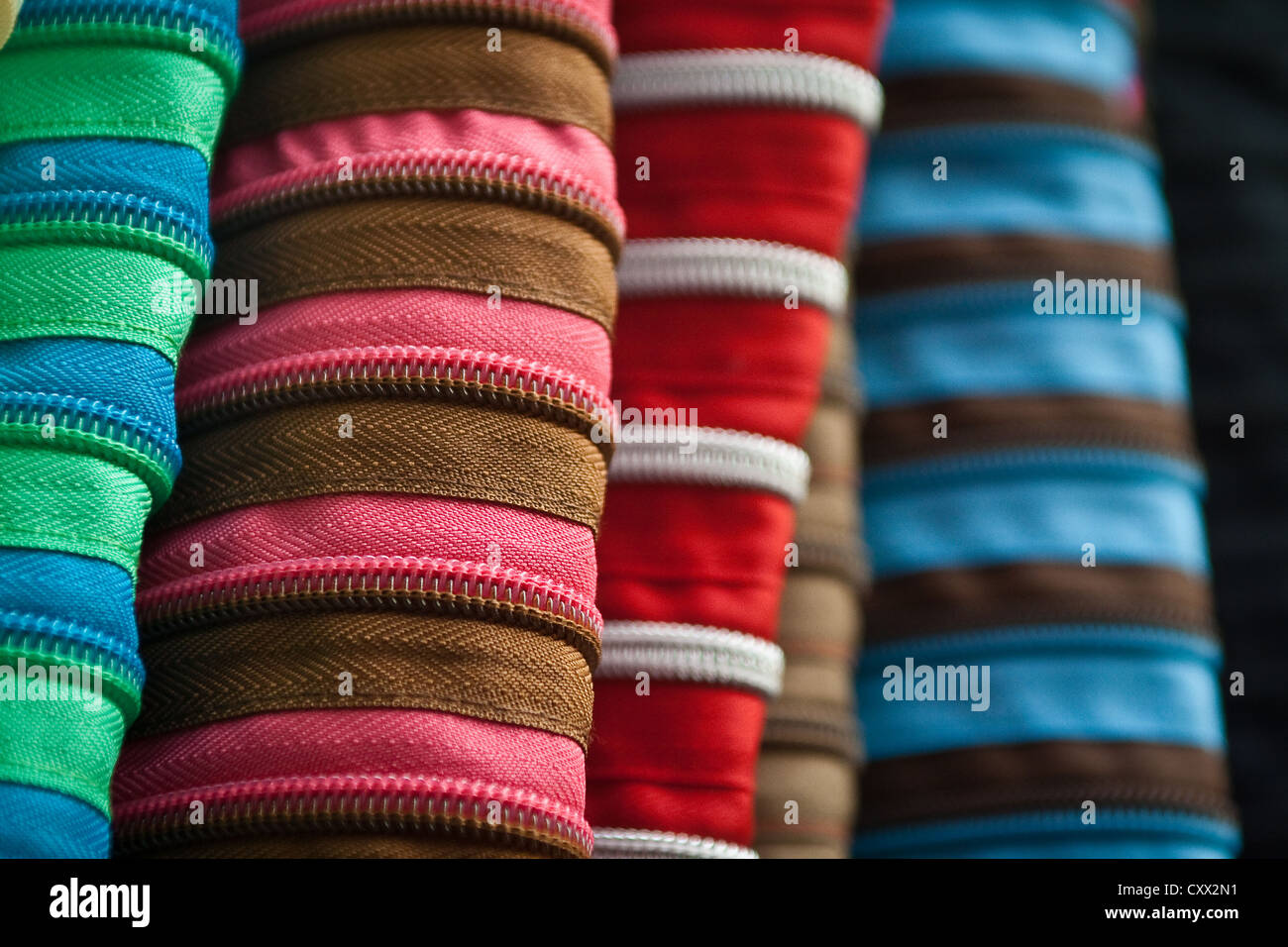 Mehrfarbige Zip-Beutel auf einen Stoff-Markt im Zentrum von London Stockfoto