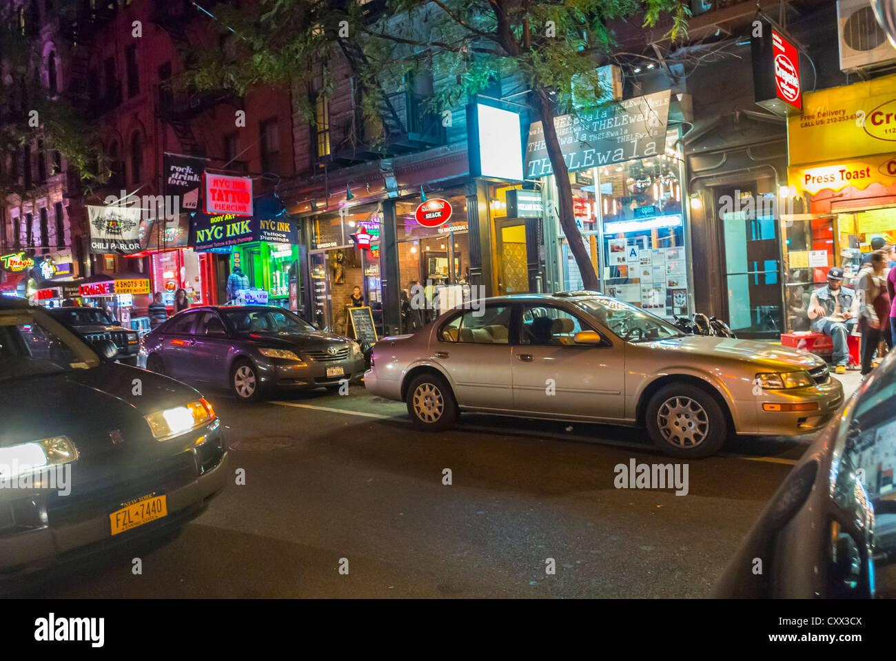 New York City, NY, USA, Straßenszenen, Autos fahren bei Nacht, im West Village Viertel, MacDougal Street, Manhattan, nächtliche City-Atmosphäre in den USA Stockfoto