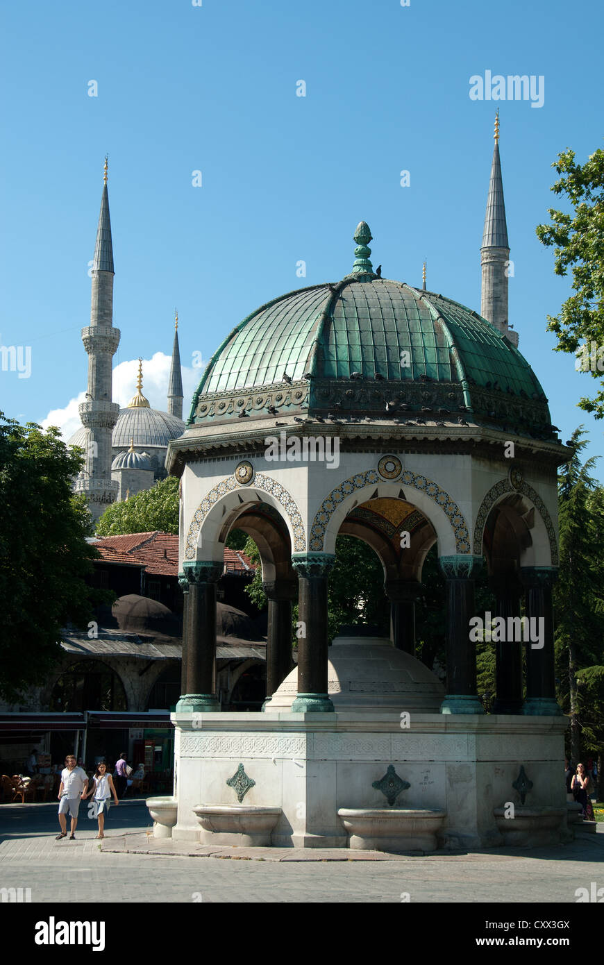 ISTANBUL, TÜRKEI. Kaiser Wilhelm II. Brunnen auf dem Hippodrom im Sultanahmet-Viertel mit der blauen Moschee hinter. 2012. Stockfoto