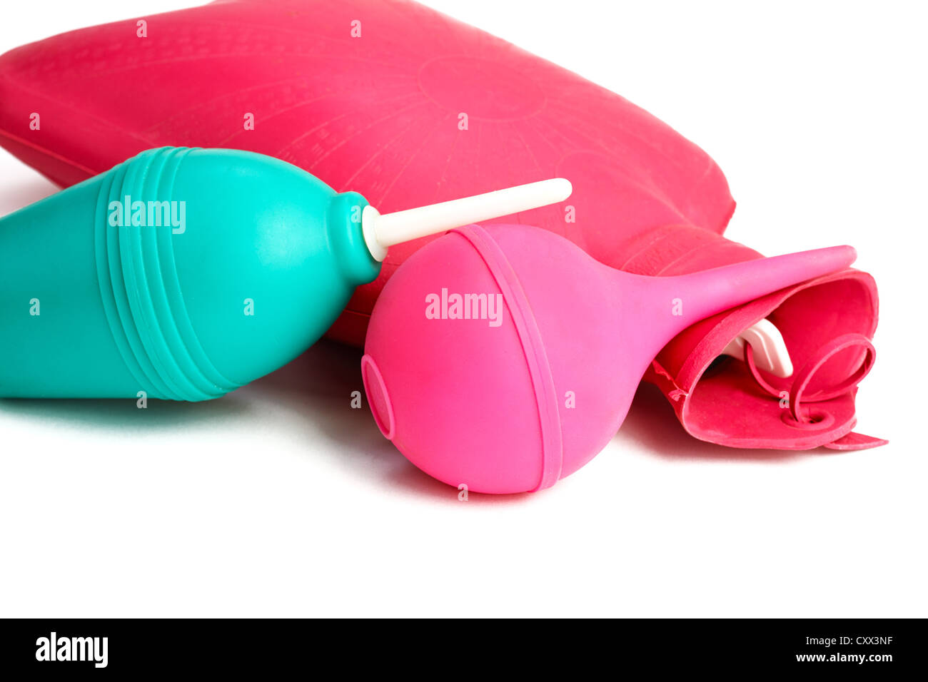 Medizinische Wärmflasche und Kolon Birne für Verfahren auf weißem Hintergrund Stockfoto
