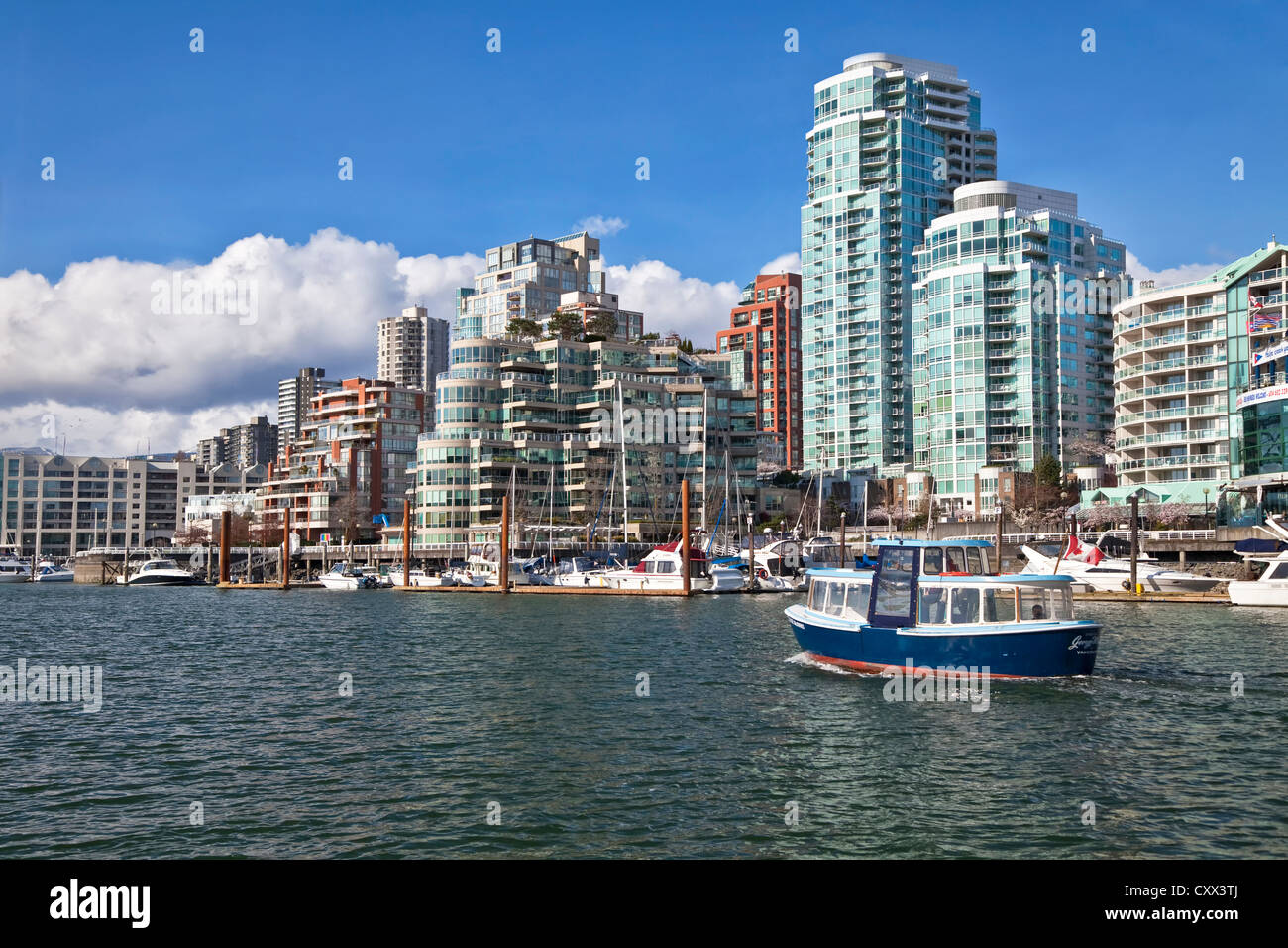 Granville Island Ferry Reisen zwischen der Küste von Vancouver, British Columbia und Granville Island zu verlassen. Stockfoto