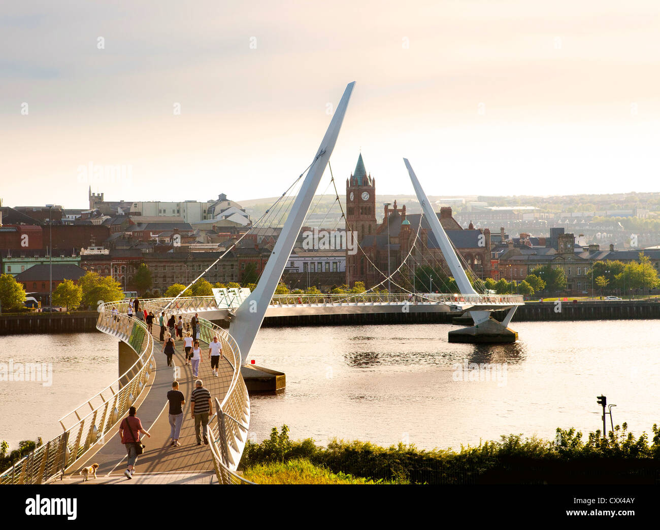 Friedensbrücke Derry, Nordirland Stockfoto