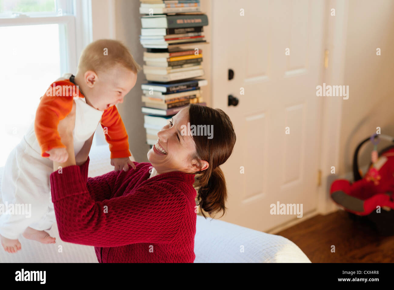Kaukasische Mutter mit Baby spielen Stockfoto