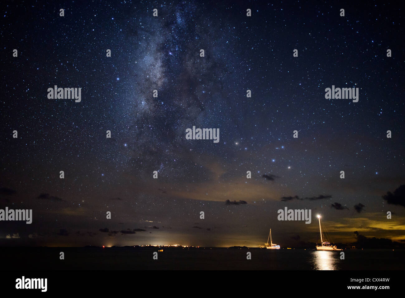 Sterne über Segelschiffe in der Karibik Stockfoto