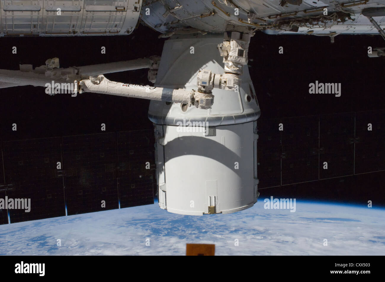 Die SpaceX Dragon macht kommerzielle Fracht Handwerk eine Annäherung an die International Space Station vor Greifer durch die Station Canadarm2-Roboterarm, 10. Oktober 2012 von Expedition 33 Besatzungsmitglieder gesteuert. Stockfoto