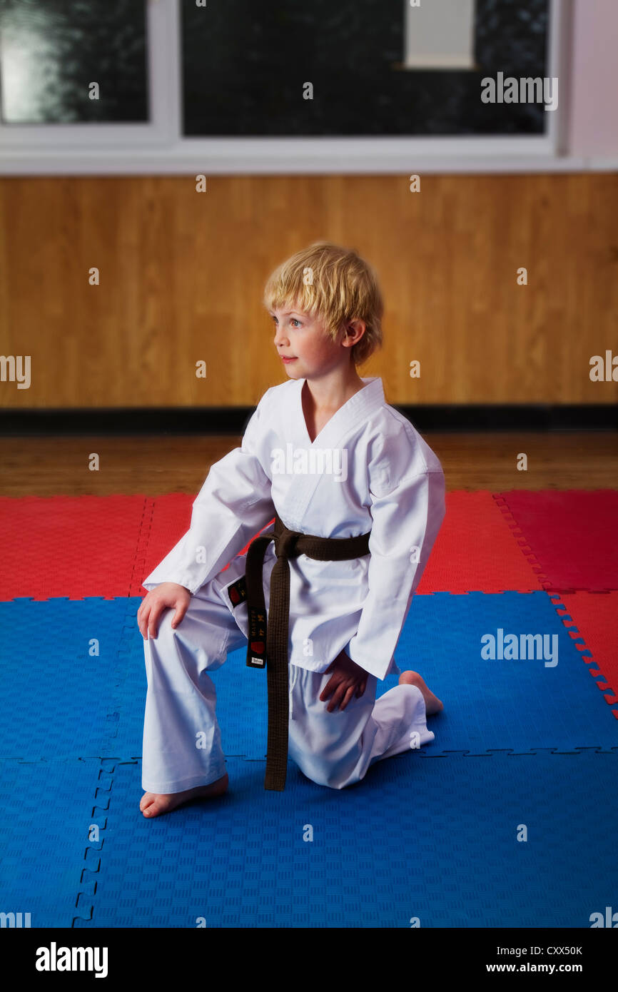 Young-Karate-Schüler üben bewegt Stockfoto