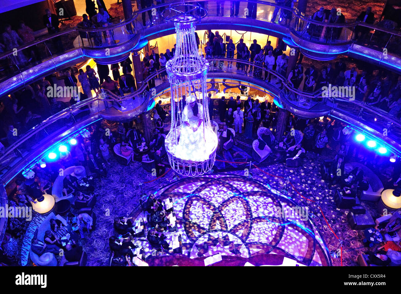 Atrium-Trapez-Show im Royal Caribbean "Grandeur of the Seas" Kreuzfahrt Schiff, Adria, Mittelmeer, Europa Stockfoto