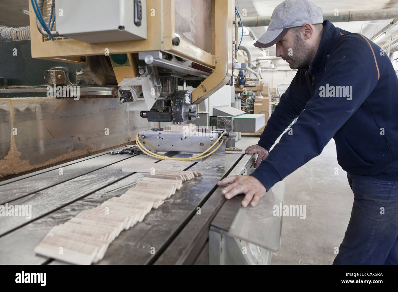 Zimmermann im Holzgeschäft tätig Stockfoto