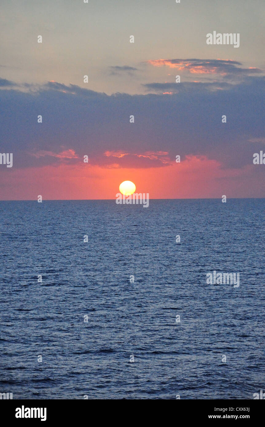 Sonnenuntergang über Meer von Royal Caribbean "Grandeur of the Seas" Kreuzfahrt Schiff, Adria, Mittelmeer, Europa Stockfoto