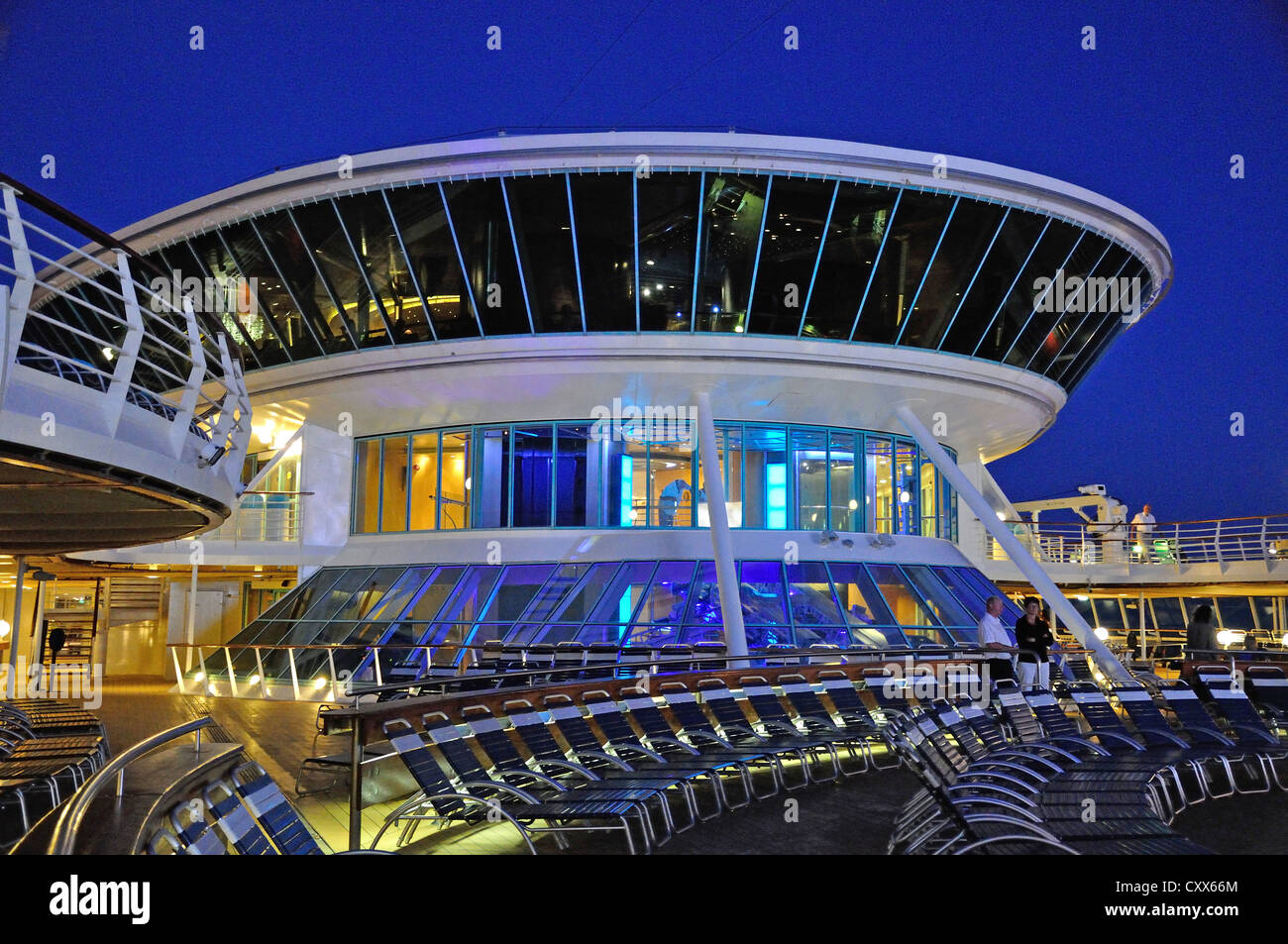 Bridge in der Dämmerung an Bord von Royal Caribbean "Grandeur of the Seas" Kreuzfahrtschiff, Adria, Mittelmeer, Europa Stockfoto