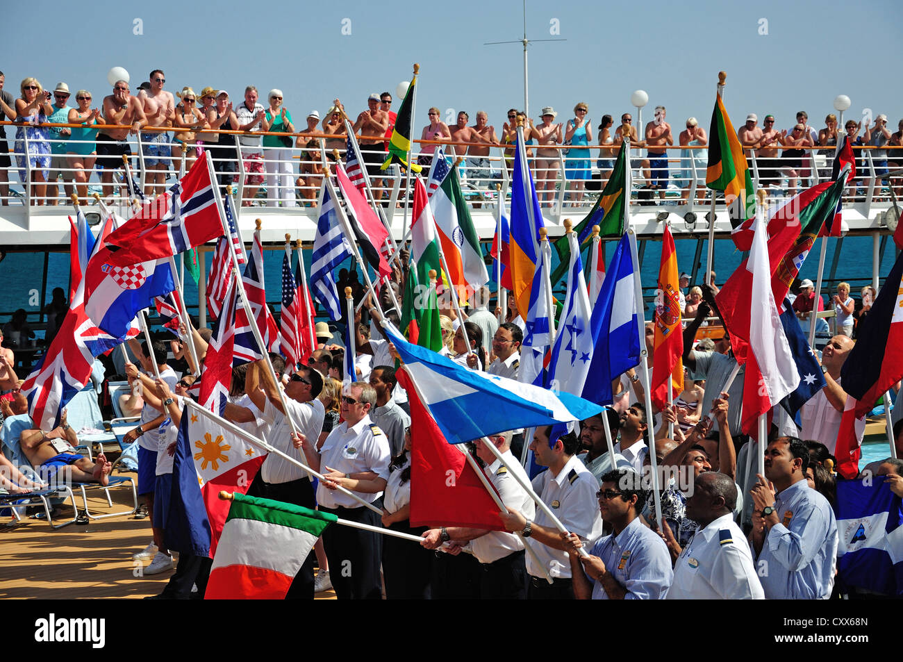 Internationales Personal Prozession an Bord von Royal Caribbean "Grandeur of the Seas" Kreuzfahrt Schiff, Adria, Mittelmeer, Europa Stockfoto