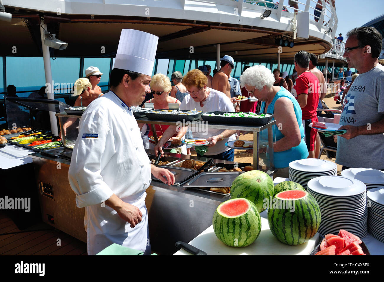 Koch das Mittagessen an Deck von Royal Caribbean "Grandeur of the Seas" Kreuzfahrt Schiff, Adria, Mittelmeer, Europa Stockfoto