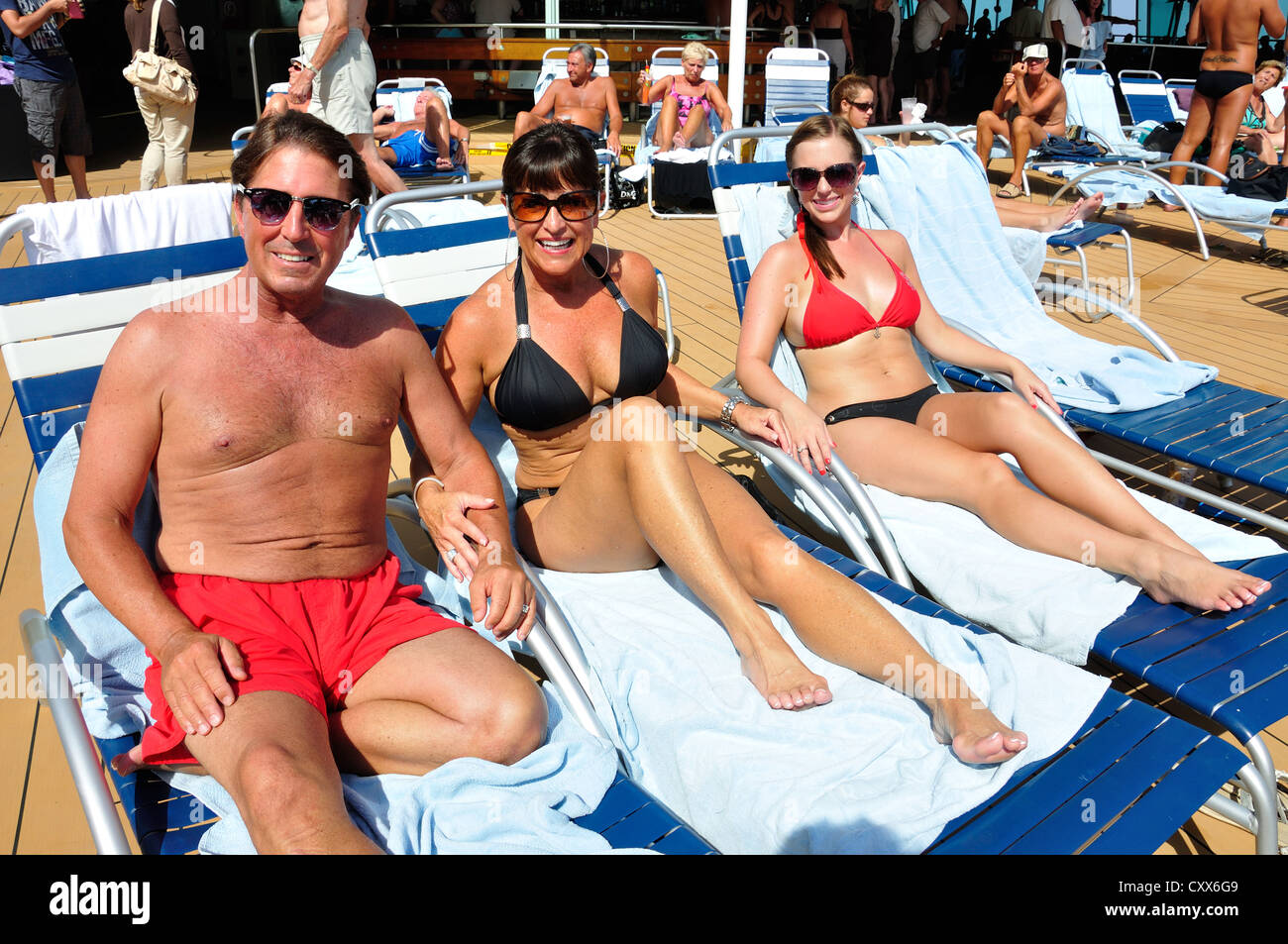 Familie Sonnenbaden auf Liegestuhl an Deck der Royal Caribbean "Grandeur of the Seas" Kreuzfahrtschiff, Adria, Mittelmeer, Europa Stockfoto