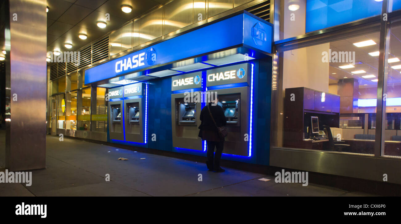 Kunde nutzt die Geldautomaten bei einer JPMorgan Chase Bank in New York auf Dienstag, 9. Oktober 2012. (© Richard B. Levine) Stockfoto